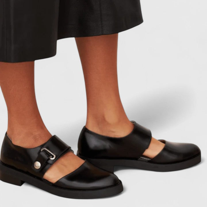 Savelle – Elegant Buckle Heel Shoes
