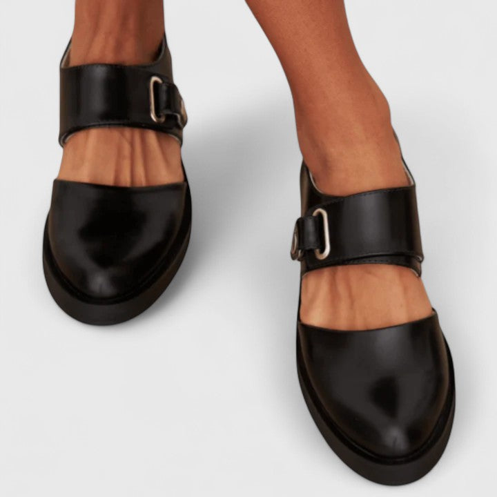 Savelle – Elegant Buckle Heel Shoes