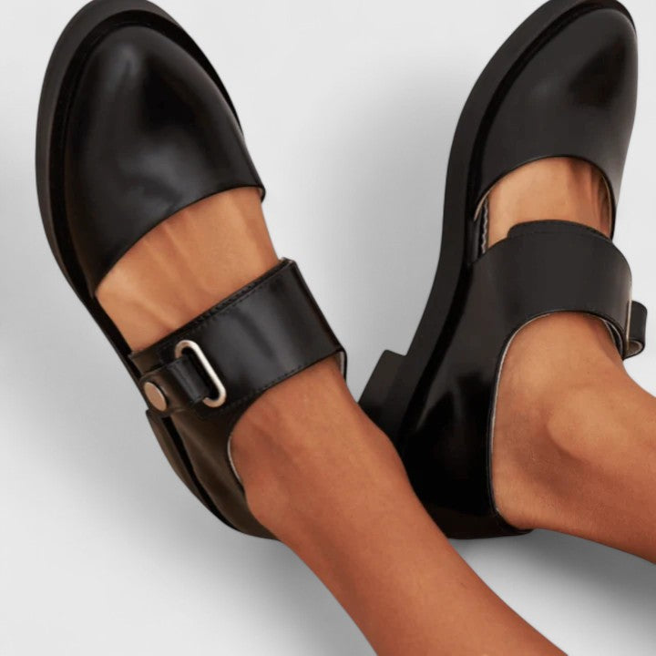 Savelle – Elegant Buckle Heel Shoes